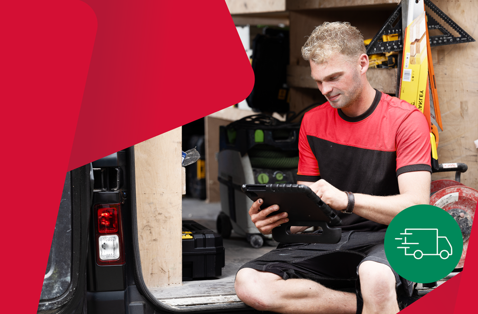 Vakman in bestelwagen die via tablet een raam bestelt of configureert